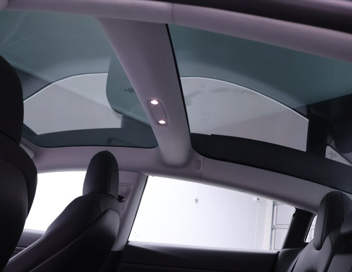 Tesla Model 3 Sedan / Limuzína 0,0 340 kw