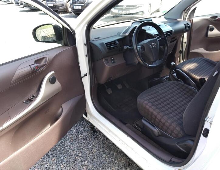 Toyota iQ 10
