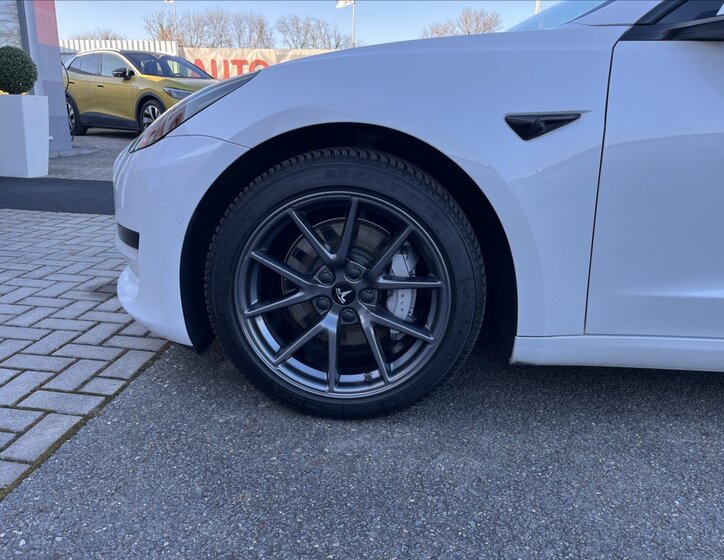 Tesla Model 3 Sedan / Limuzína 0,0 208 kw