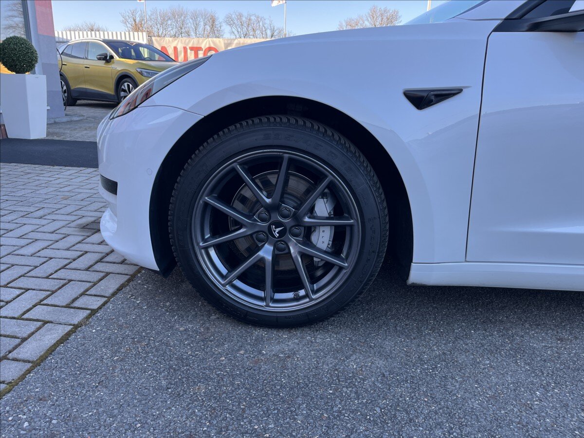 Tesla Model 3 Sedan / Limuzína 0,0 208 kw
