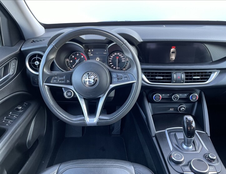 Alfa Romeo Stelvio 10