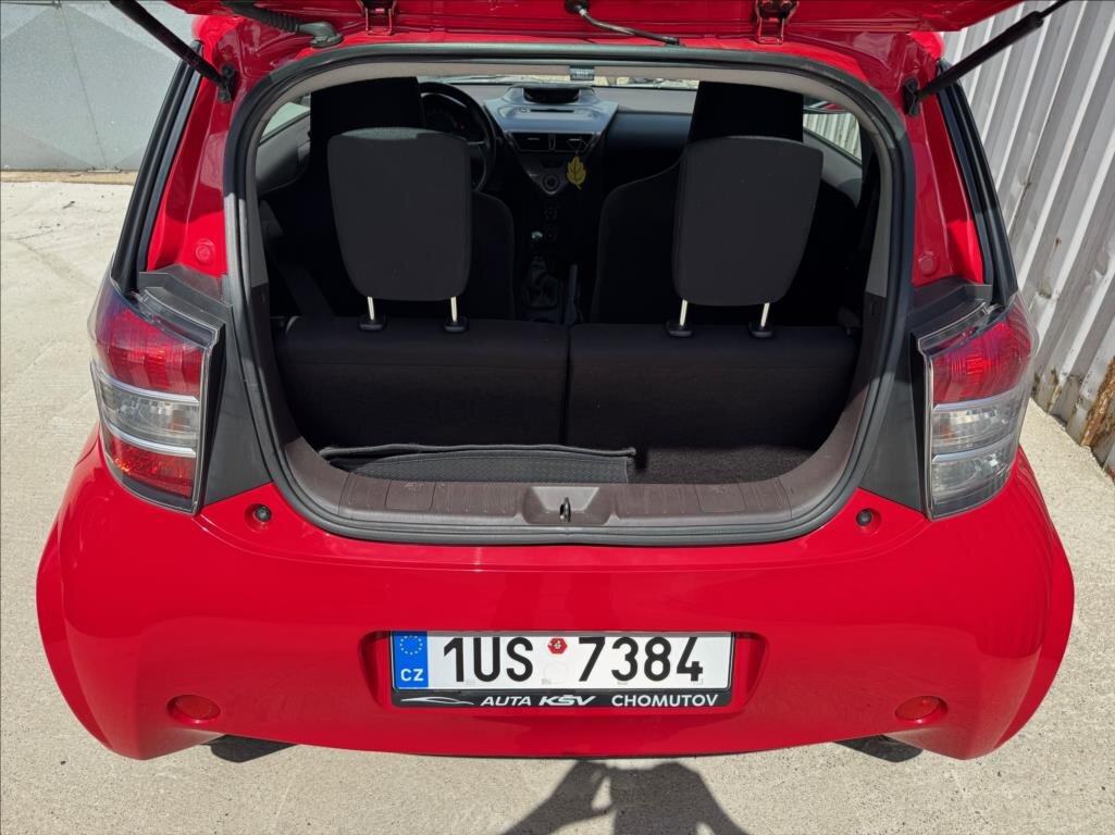 Toyota iQ Hatchback 998,0 50 kw
