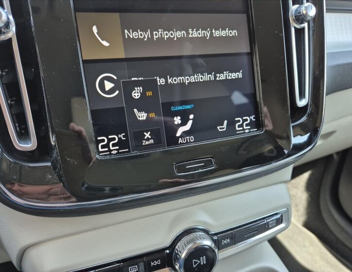 Volvo XC40 SUV / Terénní 2,0 l 145 kw