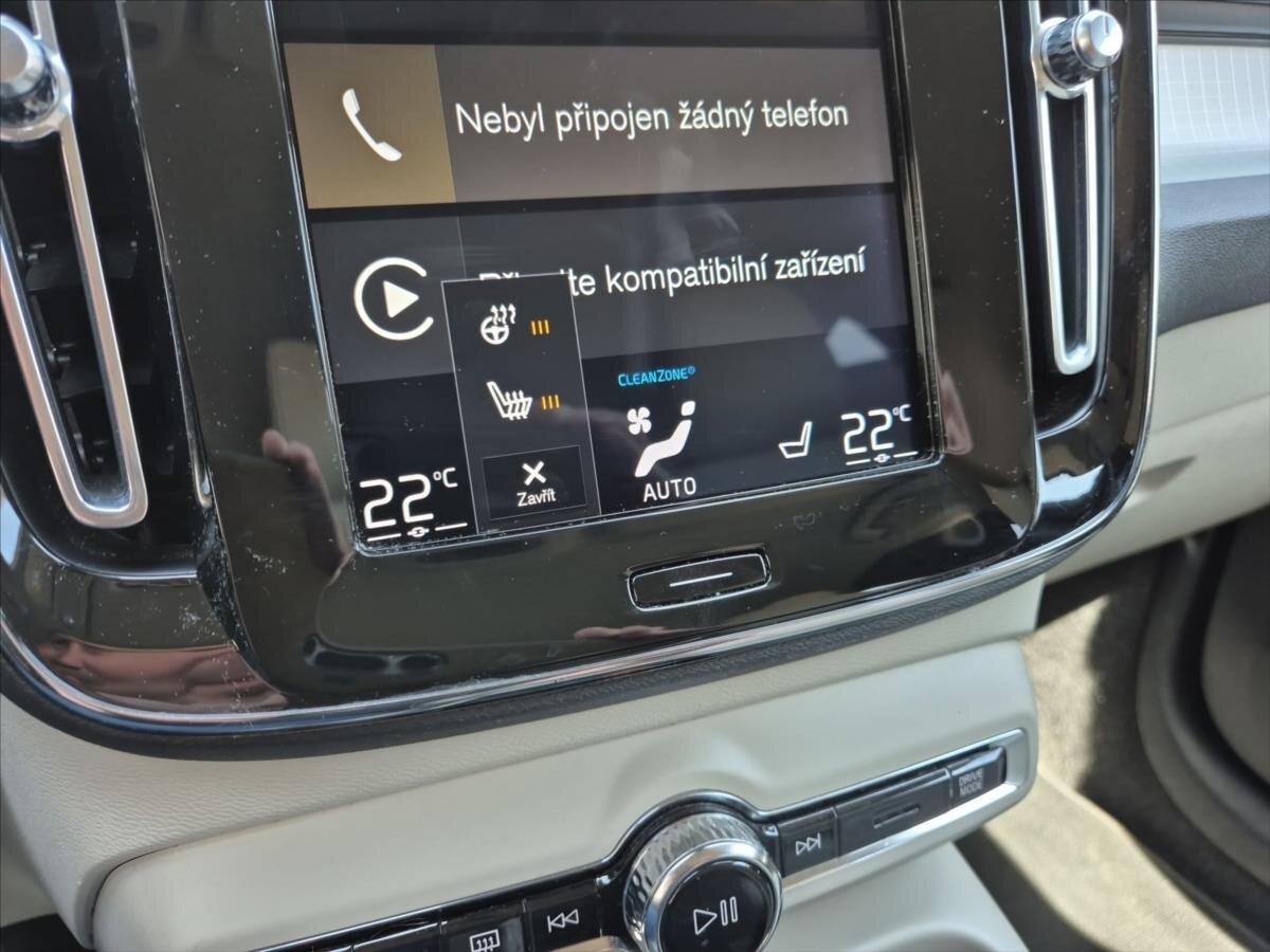 Volvo XC40 SUV / Terénní 2,0 l 145 kw