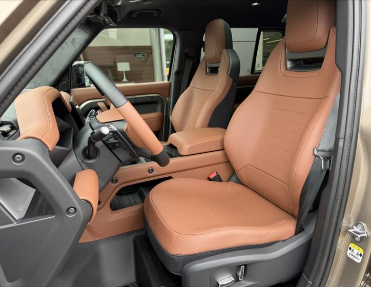 Land Rover Defender SUV 4,4 l 467 kw