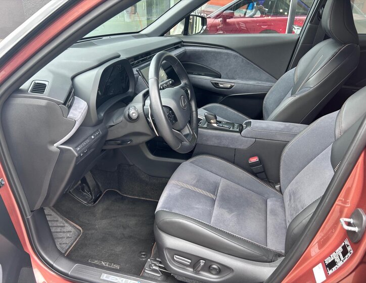 Lexus LBX SUV / Terénní 1,5 l 100 kw