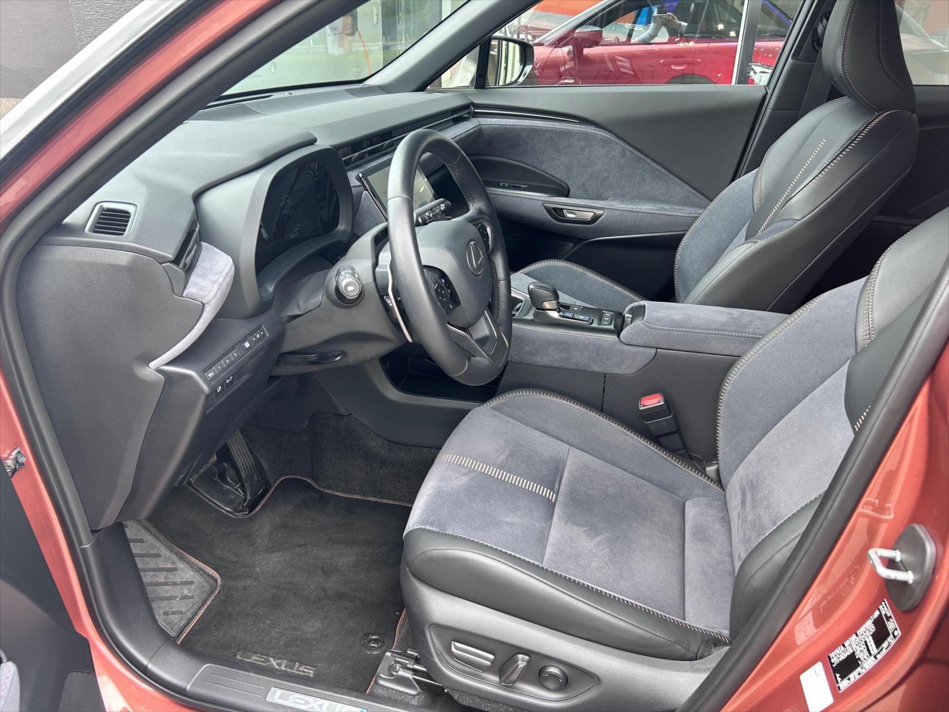 Lexus LBX SUV / Terénní 1,5 l 100 kw