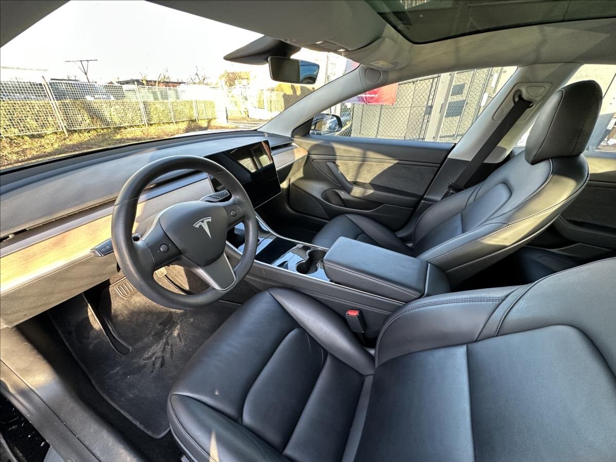 Tesla Model 3 Sedan / Limuzína 0,0 239 kw