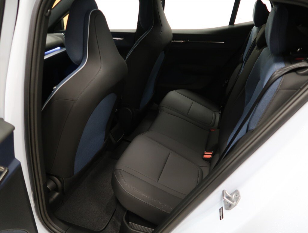 Volvo EX30 SUV / Terénní 0,0 200 kw