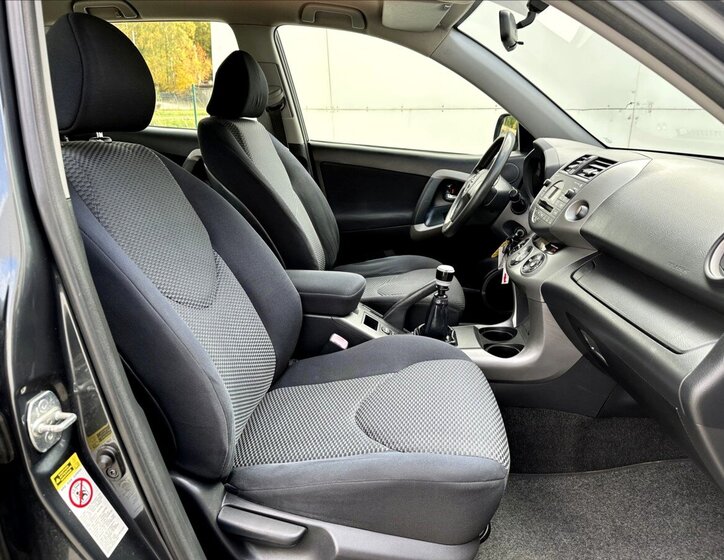 Toyota RAV4 SUV 2,2 l 100 kw