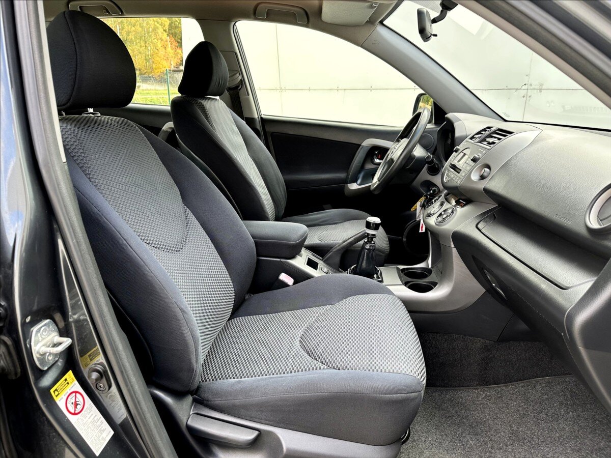 Toyota RAV4 SUV 2,2 l 100 kw