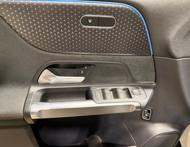 Mercedes-Benz EQB 10