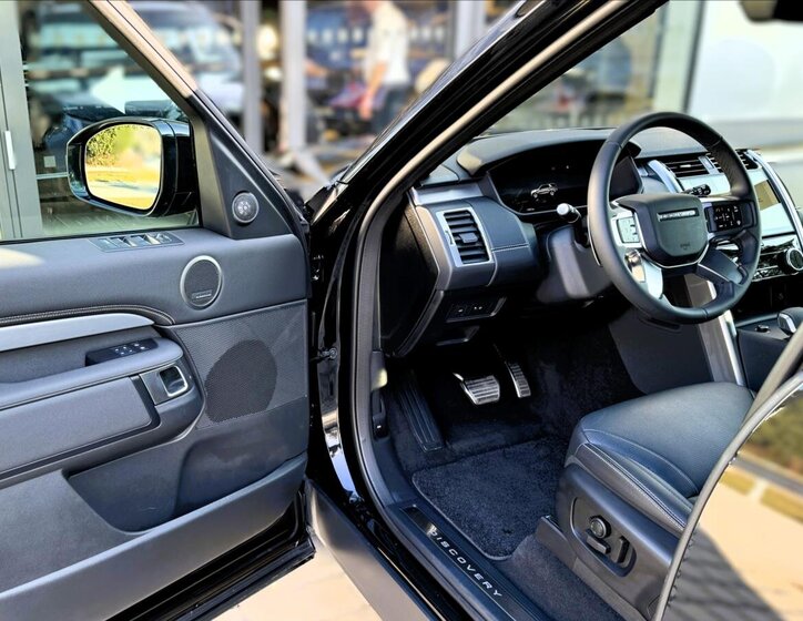 Land Rover Discovery 9