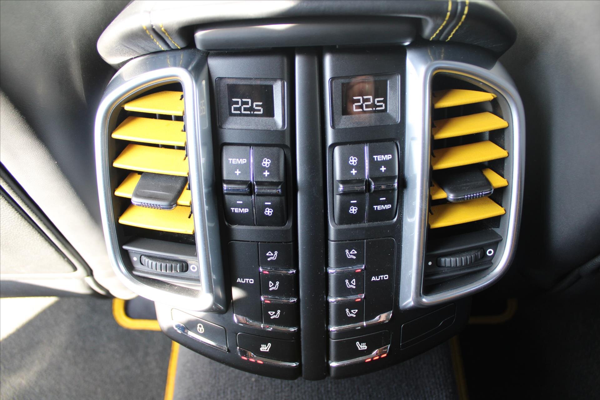 Porsche Cayenne SUV 4,8 l 397 kw