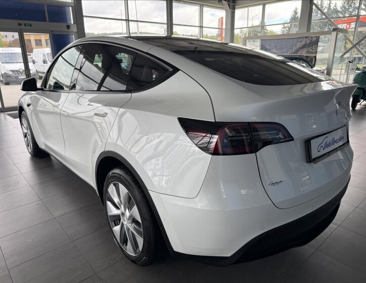 Tesla Model Y 4
