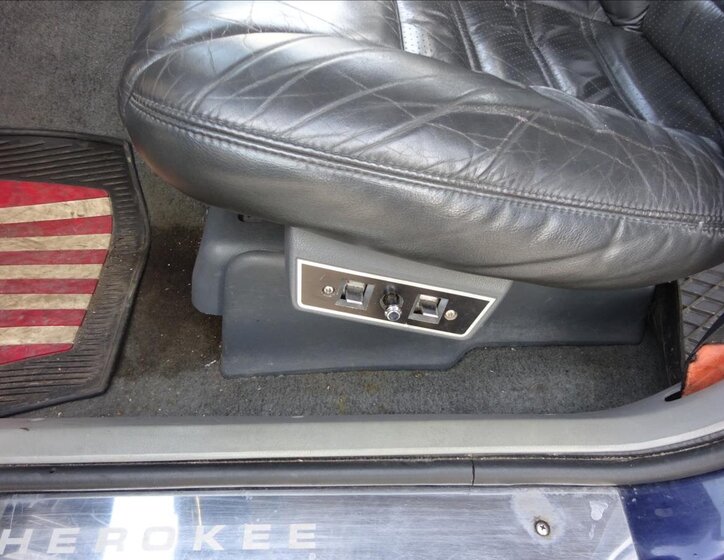 Jeep Cherokee SUV / Terénní 4,0 l 136 kw