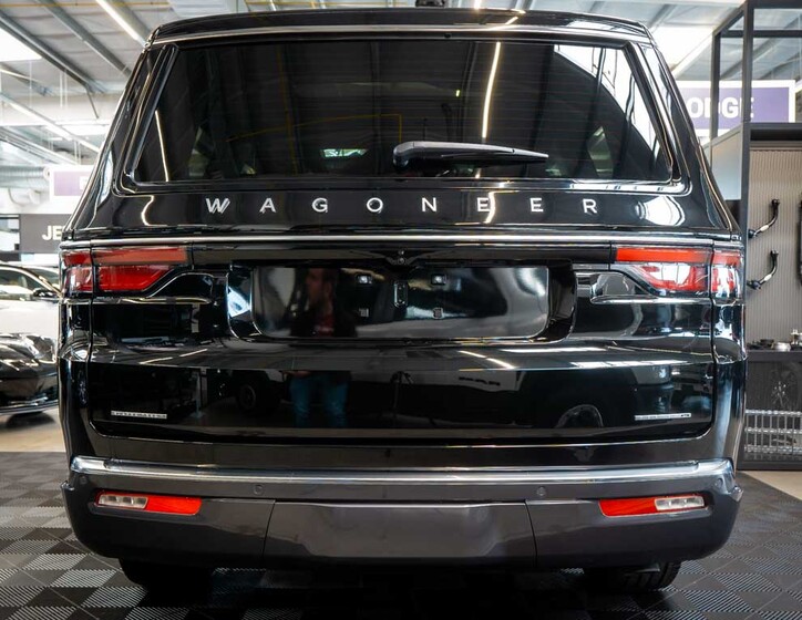 Jeep Wagoneer 4