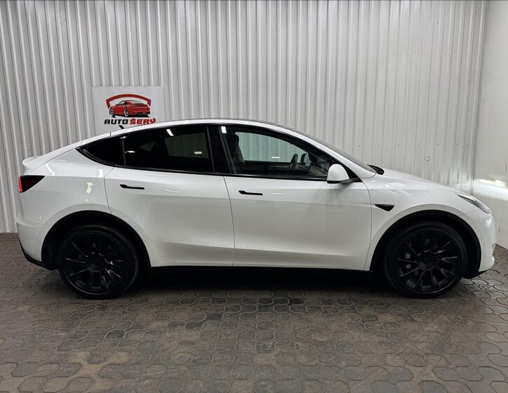Tesla Model Y 10