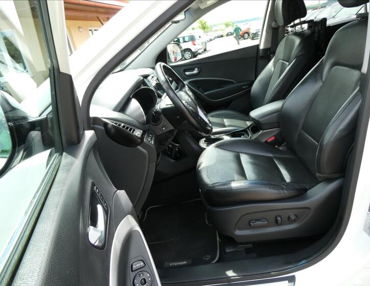 Hyundai Grand Santa Fe 25