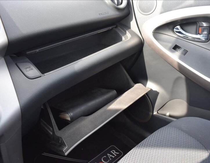 Toyota RAV4 SUV / Terénní 2,2 l 100 kw