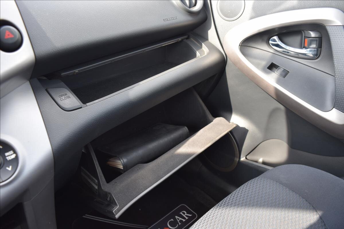 Toyota RAV4 SUV / Terénní 2,2 l 100 kw