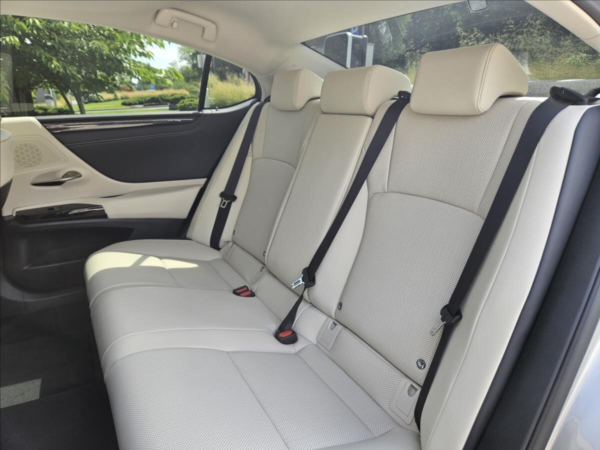 Lexus ES 300h Sedan / Limuzína 2,5 l 160 kw