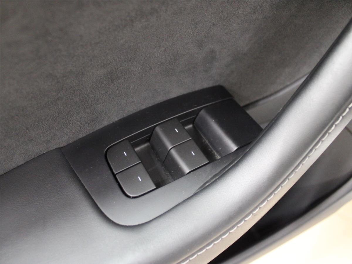 Tesla Model 3 Sedan / Limuzína 0,0 225 kw