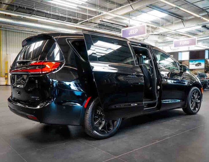 Chrysler Pacifica 11