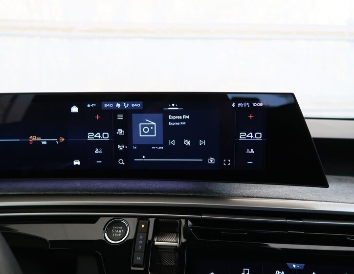 Peugeot 5008 SUV 1,2 l 100 kw