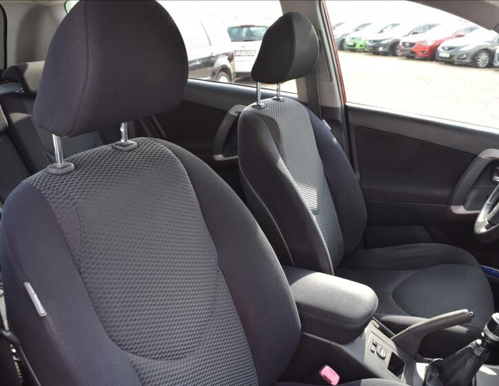 Toyota RAV4 SUV / Terénní 2,2 l 100 kw