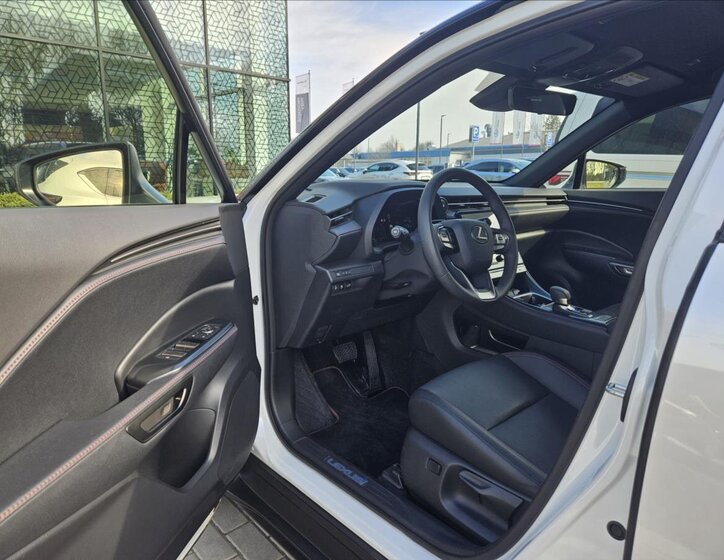 Lexus LBX SUV / Terénní 1,5 l 100 kw