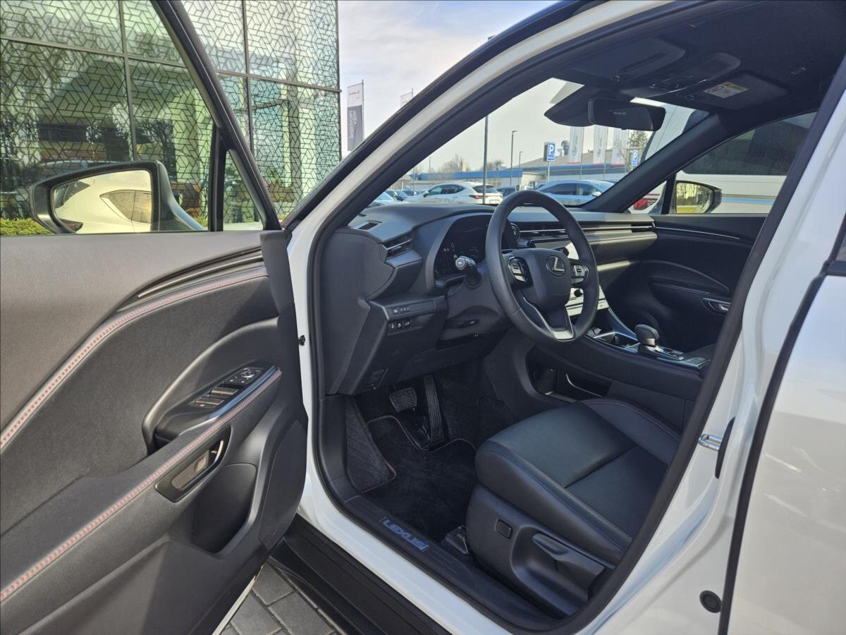 Lexus LBX SUV / Terénní 1,5 l 100 kw