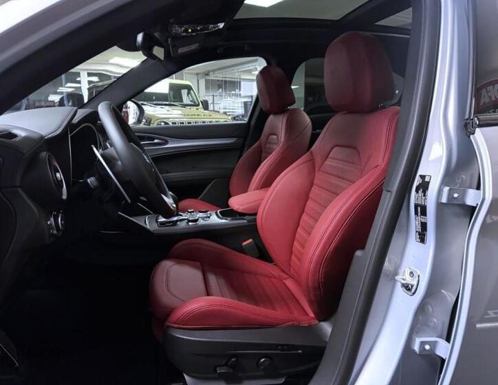 Alfa Romeo Stelvio 7