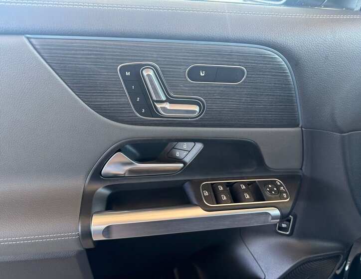 Mercedes-Benz EQB 10