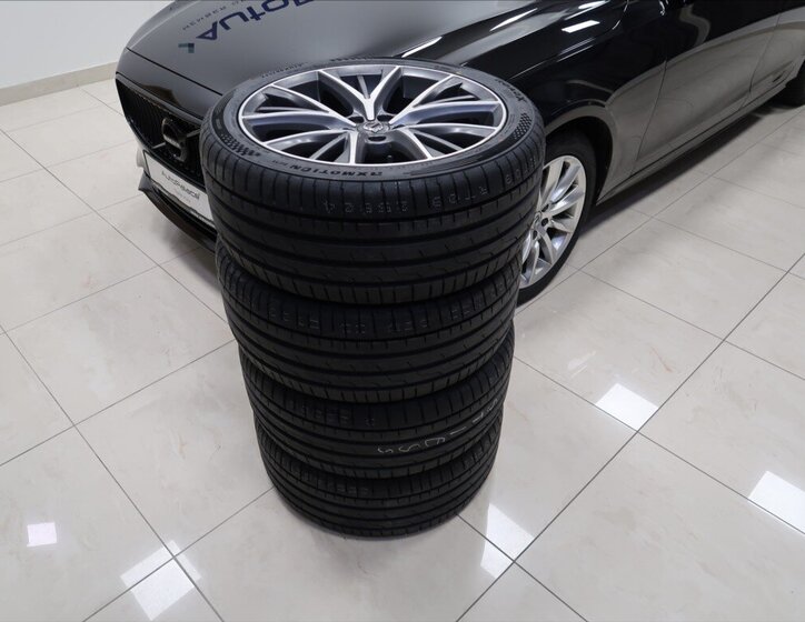 Volvo S90 Sedan / Limuzína 2,0 l 173 kw