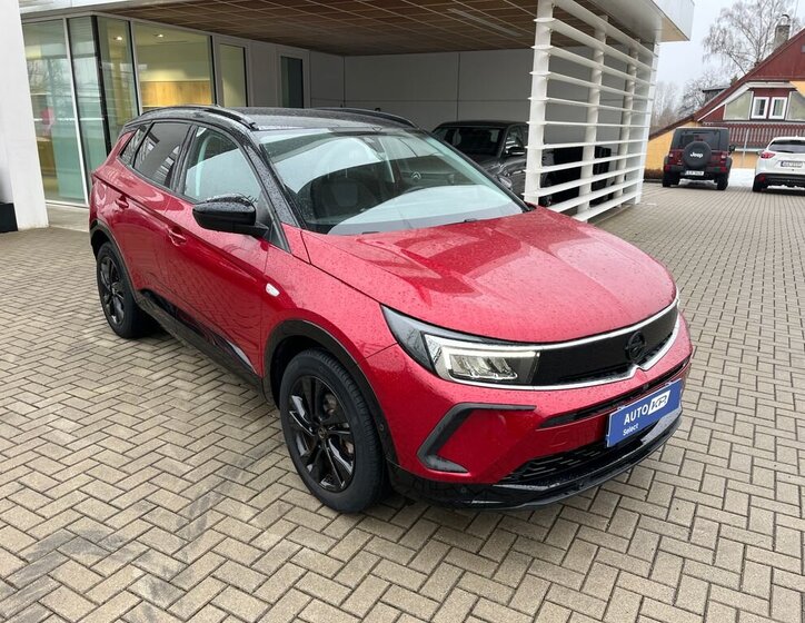 Opel Grandland SUV 1,2 l 96 kw
