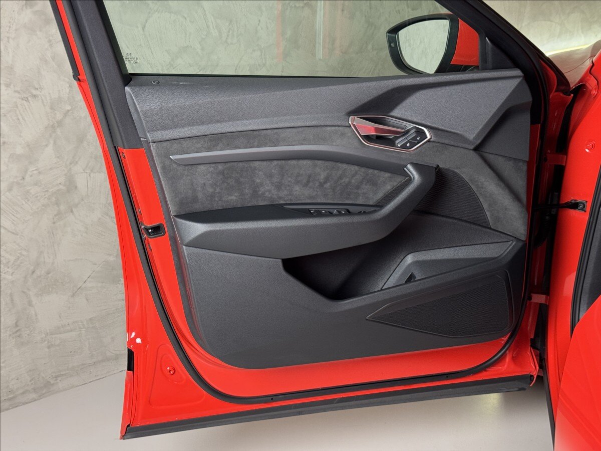 Audi e-tron SUV / Terénní 0,0 300 kw