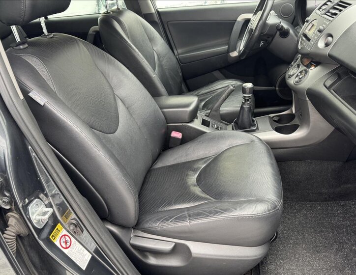 Toyota RAV4 SUV 2,2 l 100 kw