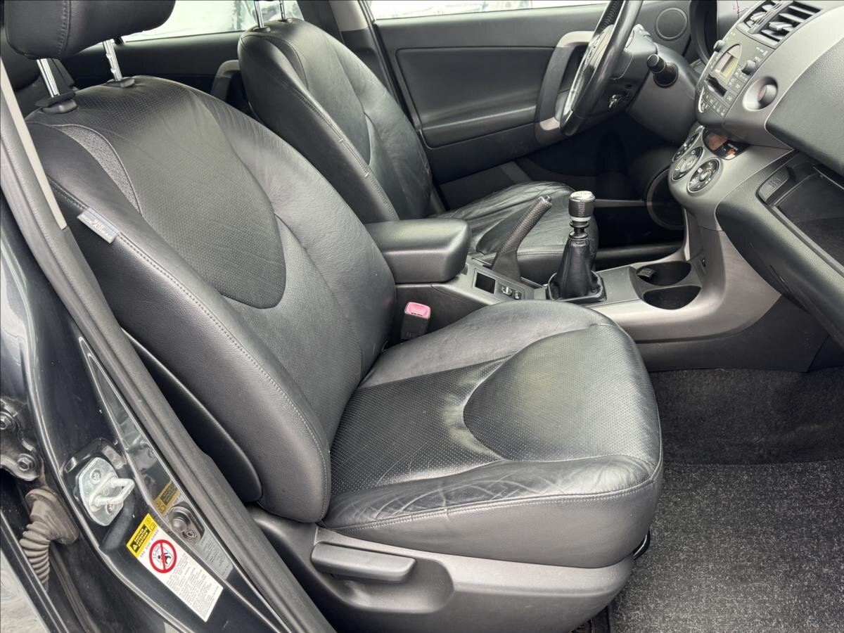 Toyota RAV4 SUV 2,2 l 100 kw