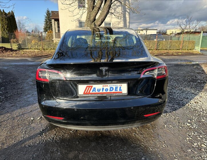 Tesla Model 3 Sedan / Limuzína 0,0 239 kw