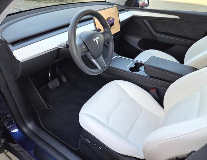 Tesla Model Y 9