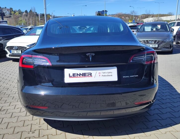 Tesla Model 3 Sedan / Limuzína 0,0 155 kw