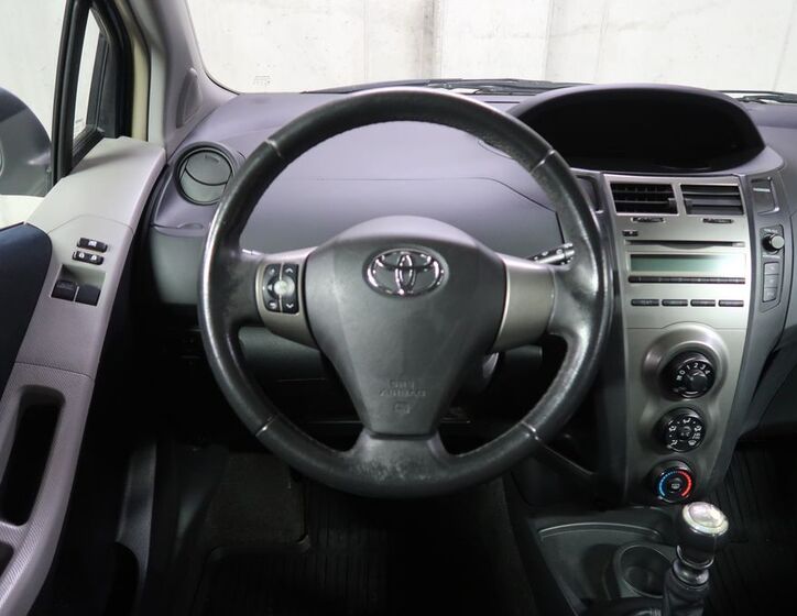 Toyota Yaris 16