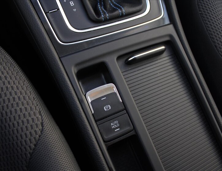 Volkswagen e-Golf 22