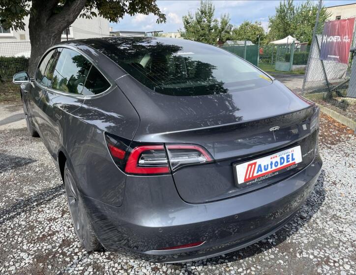 Tesla Model 3 4
