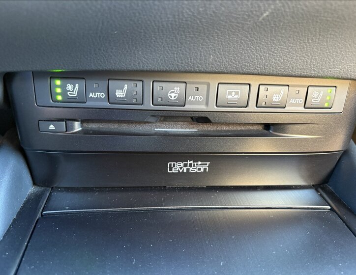 Lexus ES 300h Sedan / Limuzína 2,5 l 131 kw