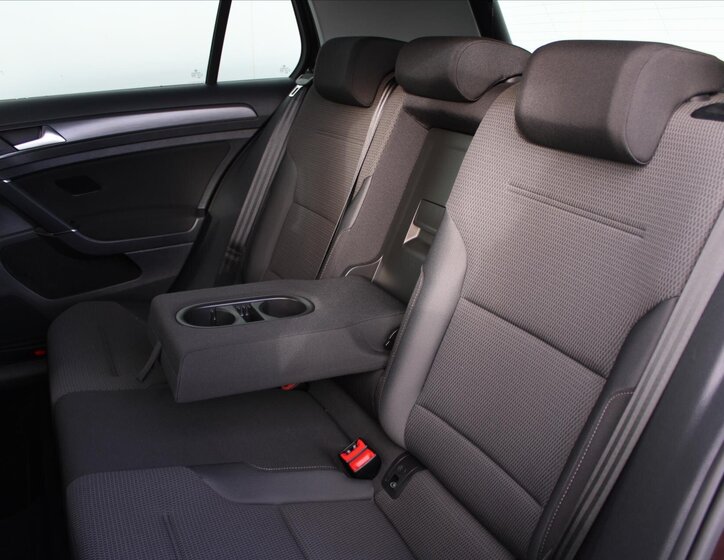 Volkswagen e-Golf 11