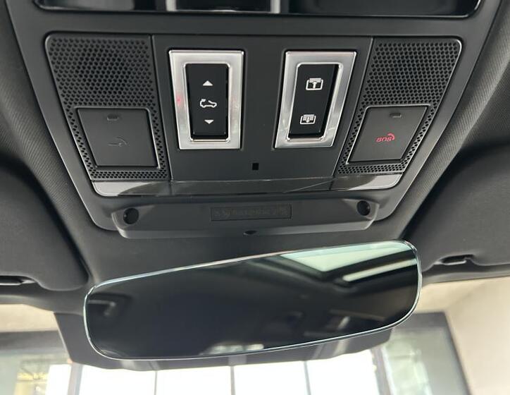 Land Rover Defender 22