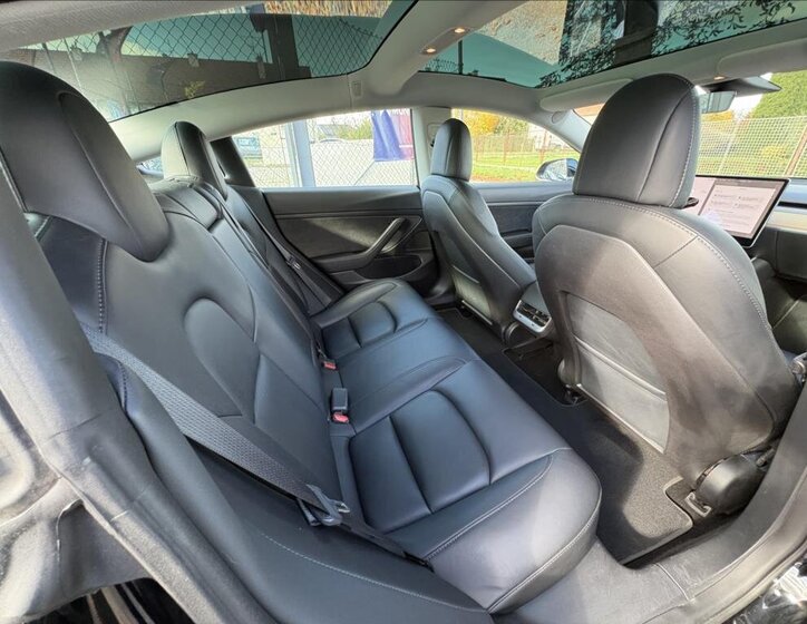 Tesla Model 3 Sedan 0,0 239 kw