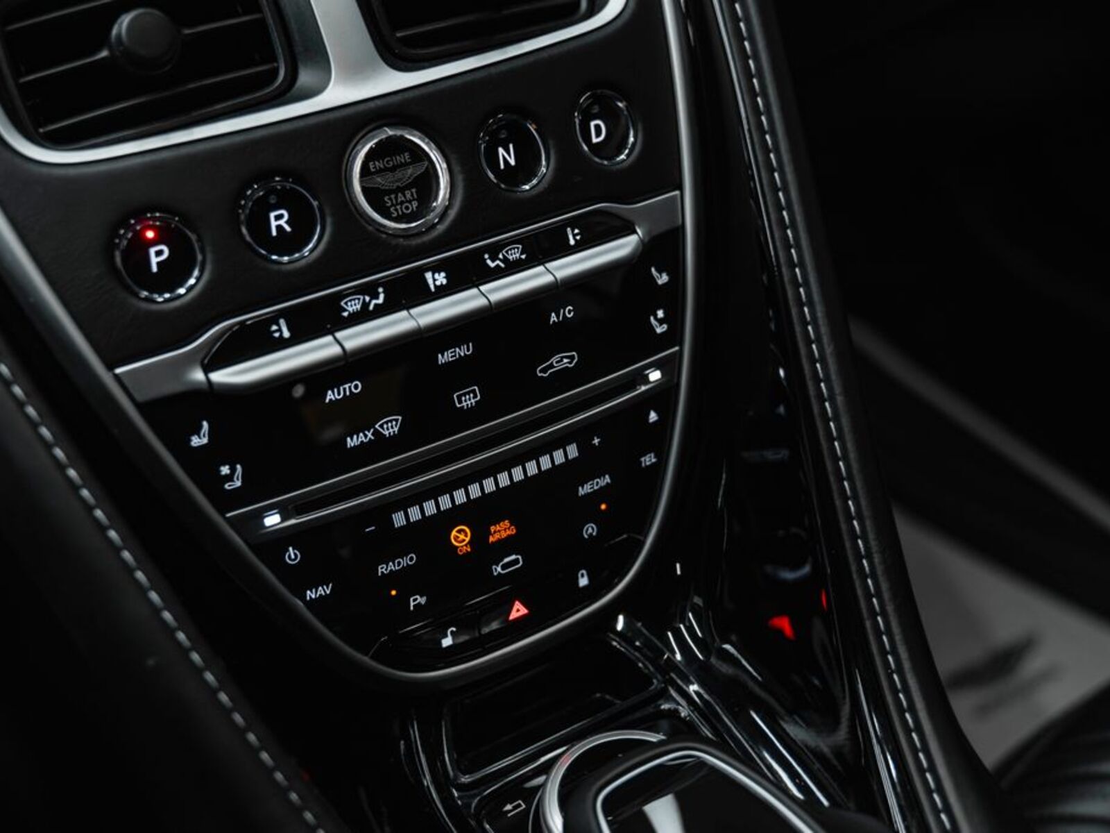 Aston Martin DB11 13